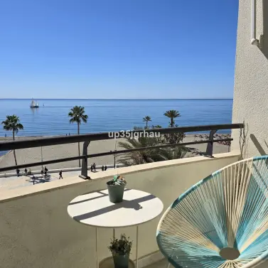 Sale of middle floor apartment in Estepona