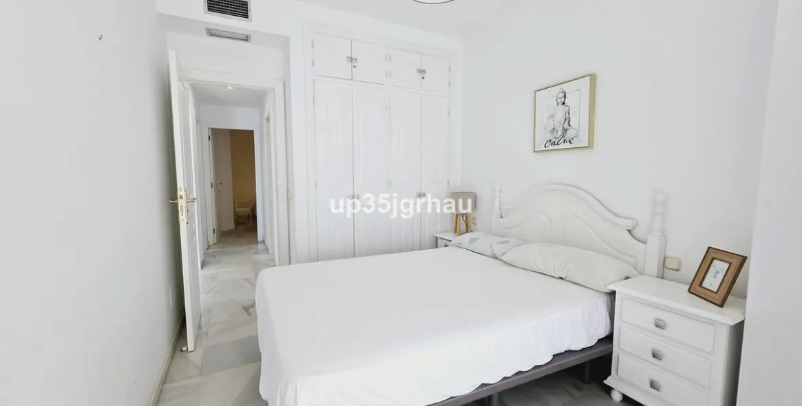Sale of middle floor apartment in Estepona 12