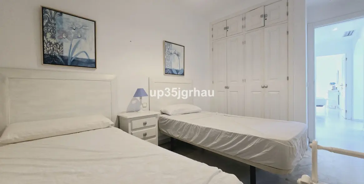 Sale of middle floor apartment in Estepona 14