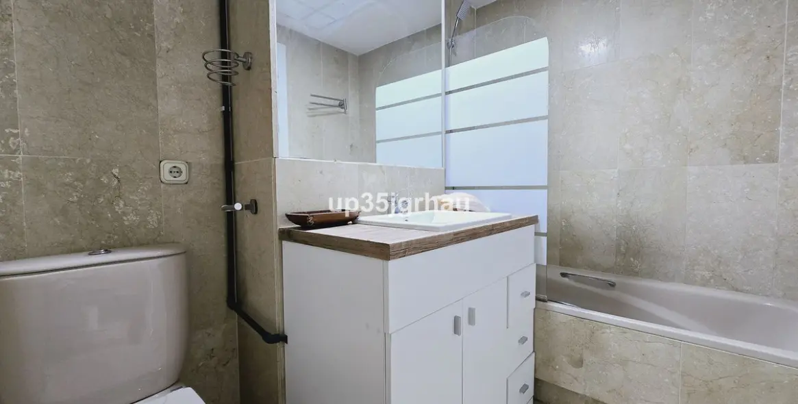 Sale of middle floor apartment in Estepona 15