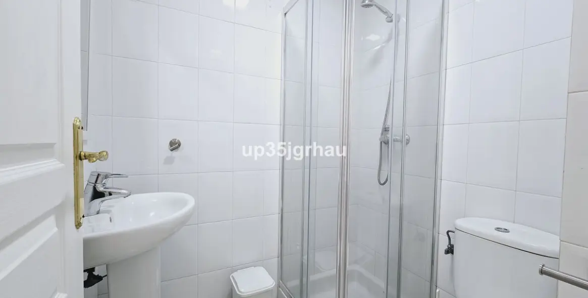 Sale of middle floor apartment in Estepona 16