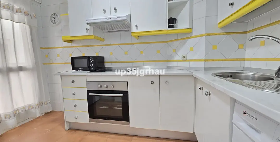 Sale of middle floor apartment in Estepona 17