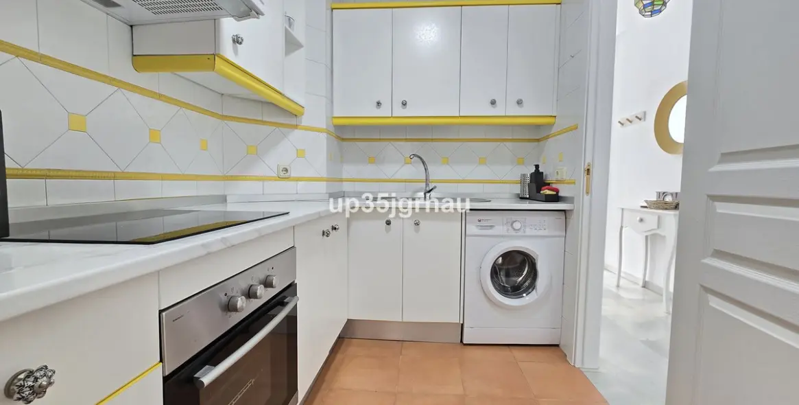 Sale of middle floor apartment in Estepona 18