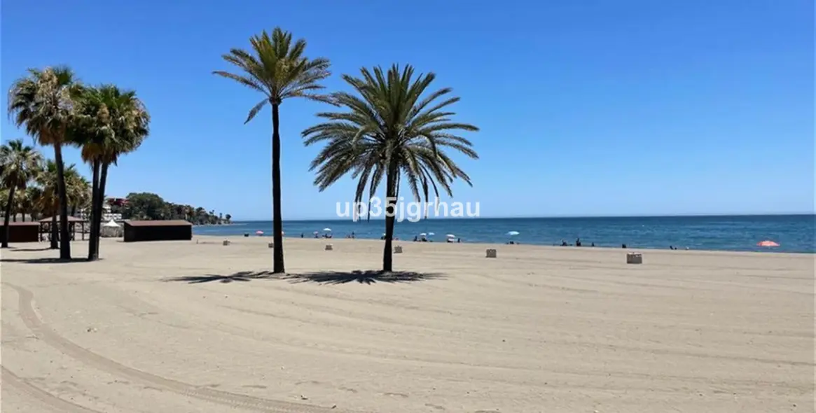 Sale of middle floor apartment in Estepona 20