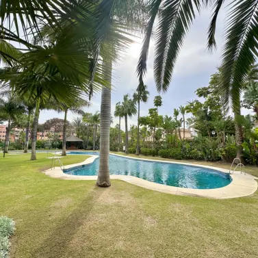 Продажа апартаментов на среднем этаже в Puerto Banús