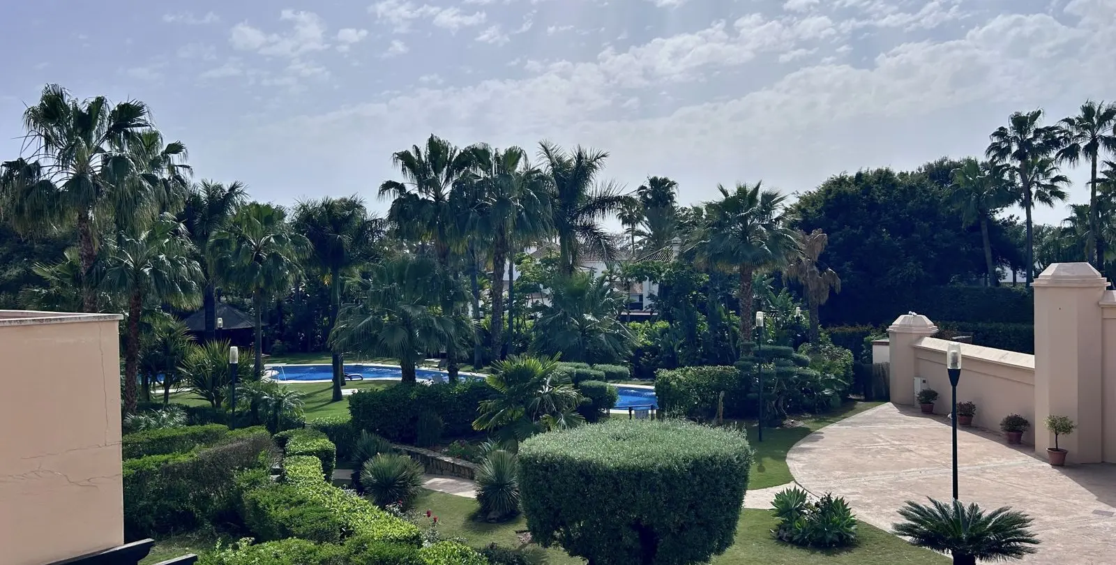 Venta de apartamento en planta media en Puerto Banús 1