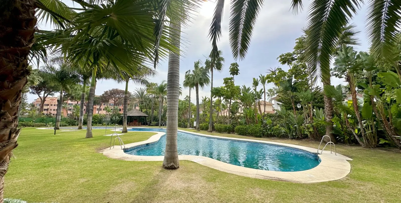 Venta de apartamento en planta media en Puerto Banús 2