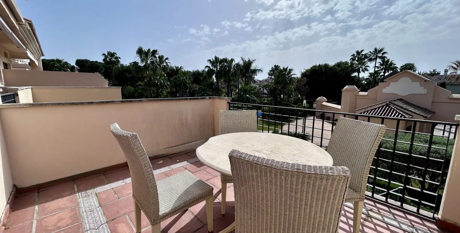 Venta de apartamento en planta media en Puerto Banús 3