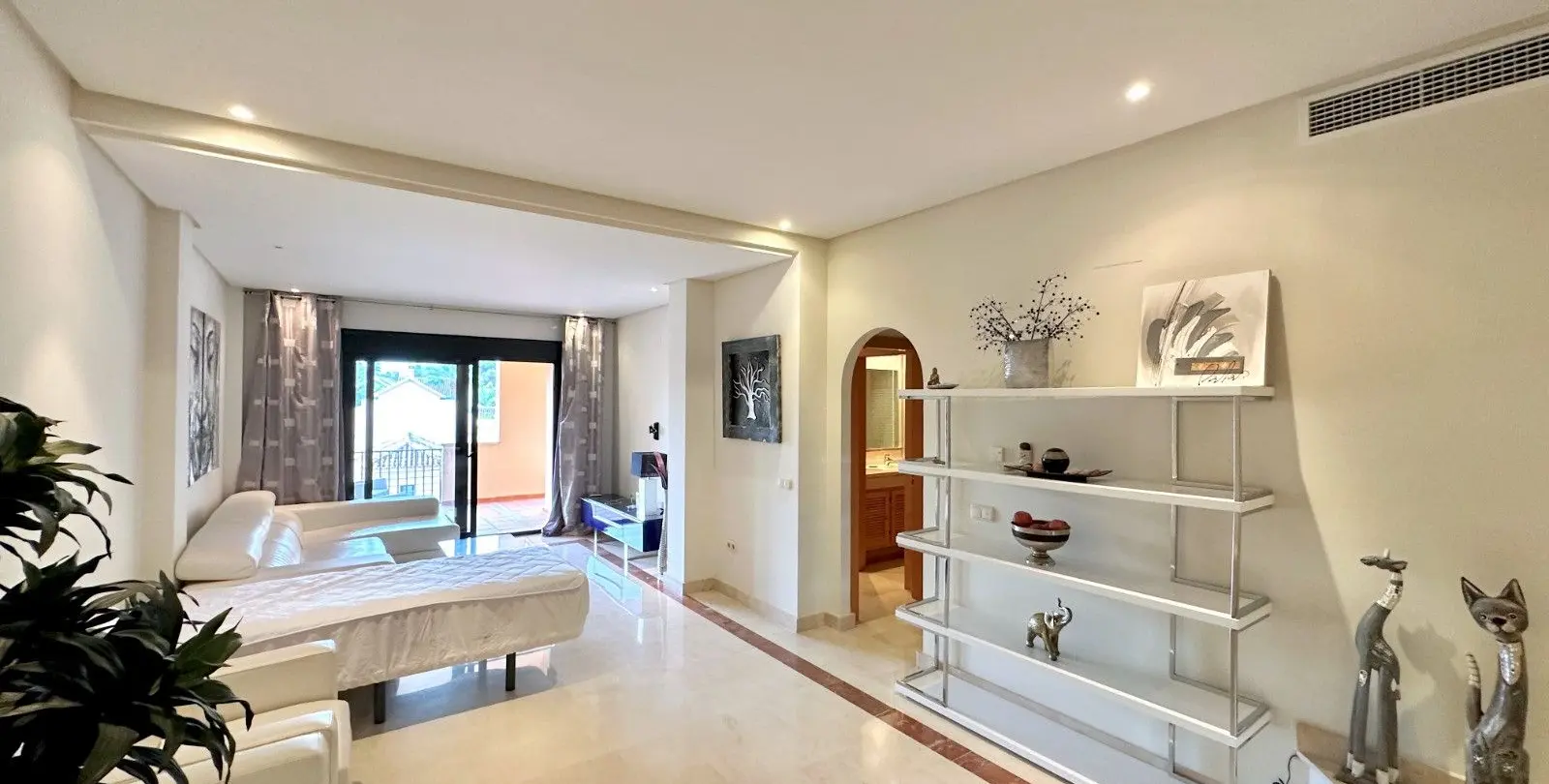 Venta de apartamento en planta media en Puerto Banús 4