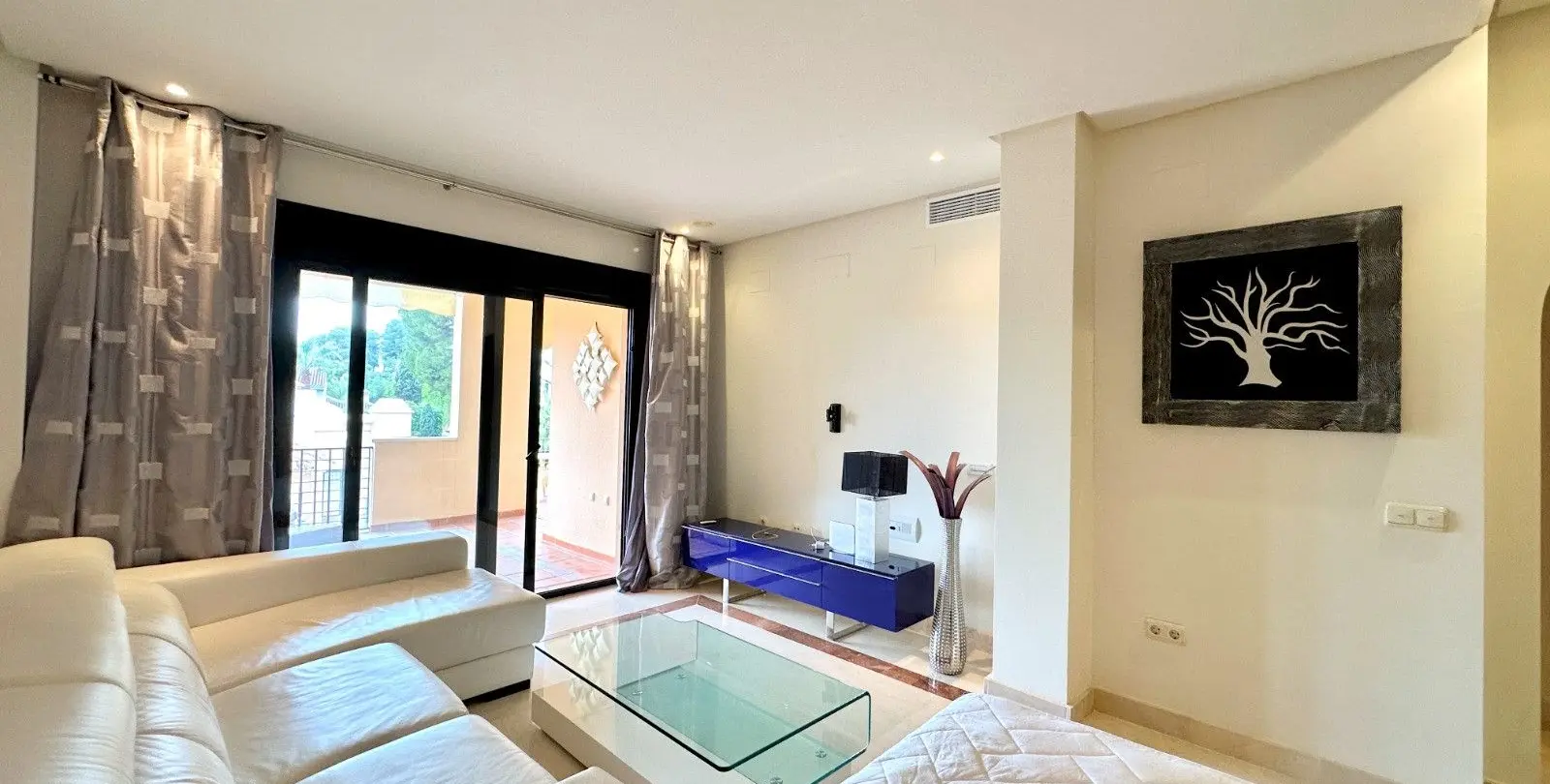 Venta de apartamento en planta media en Puerto Banús 5