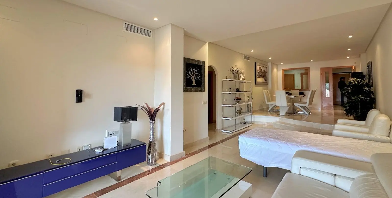 Venta de apartamento en planta media en Puerto Banús 6
