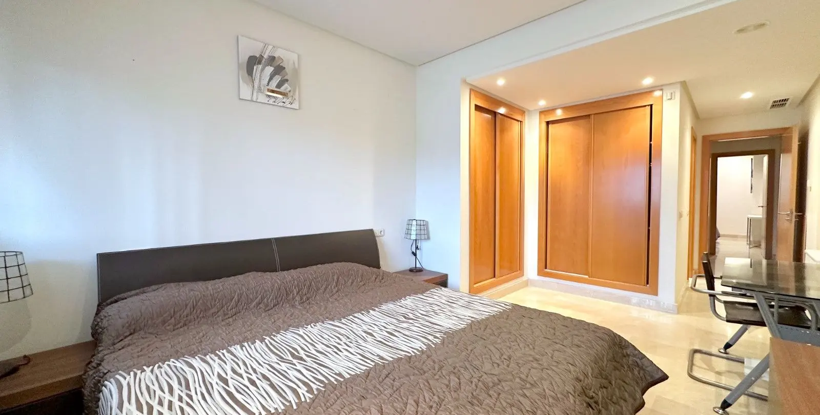 Venta de apartamento en planta media en Puerto Banús 11