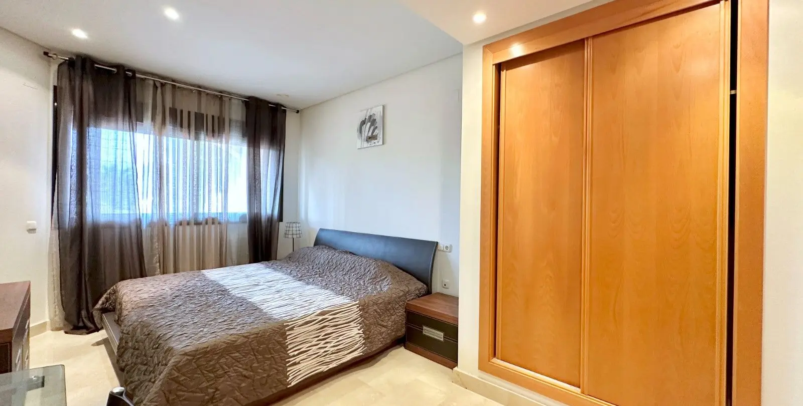 Venta de apartamento en planta media en Puerto Banús 12