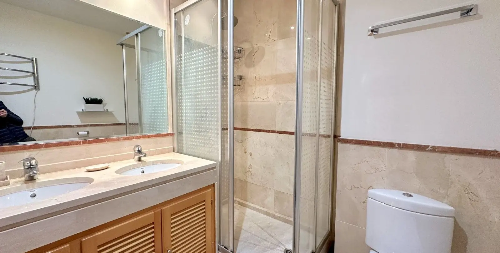 Venta de apartamento en planta media en Puerto Banús 13