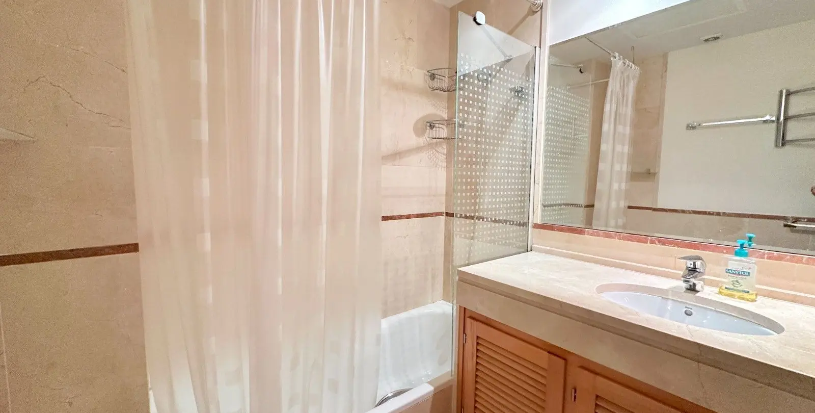 Venta de apartamento en planta media en Puerto Banús 15