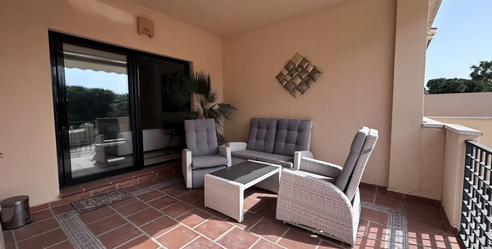 Venta de apartamento en planta media en Puerto Banús 16