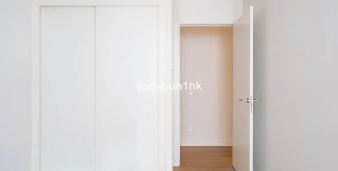 Sale of middle floor apartment in Fuengirola 14