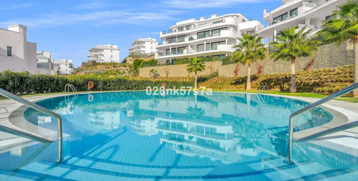 Sale of middle floor apartment in Fuengirola 1