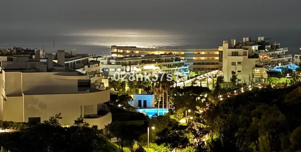 Sale of middle floor apartment in Fuengirola 32