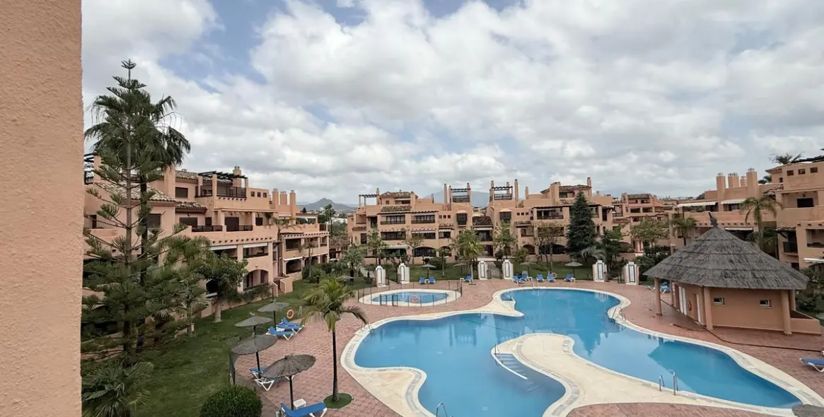 Продажа двухуровневого пентхауса в Estepona 1