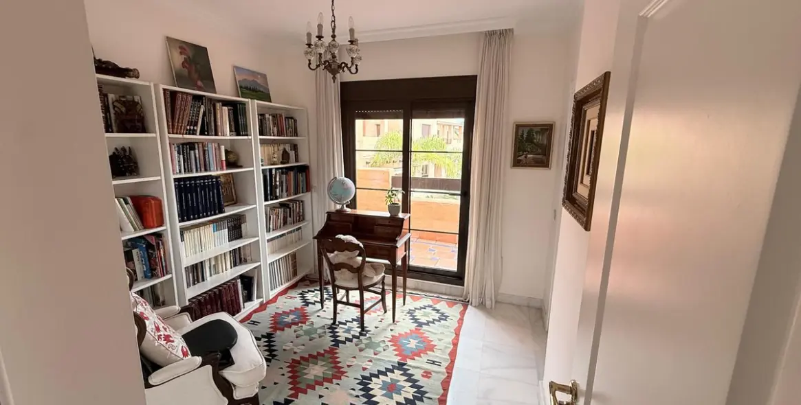 Продажа двухуровневого пентхауса в Estepona 17