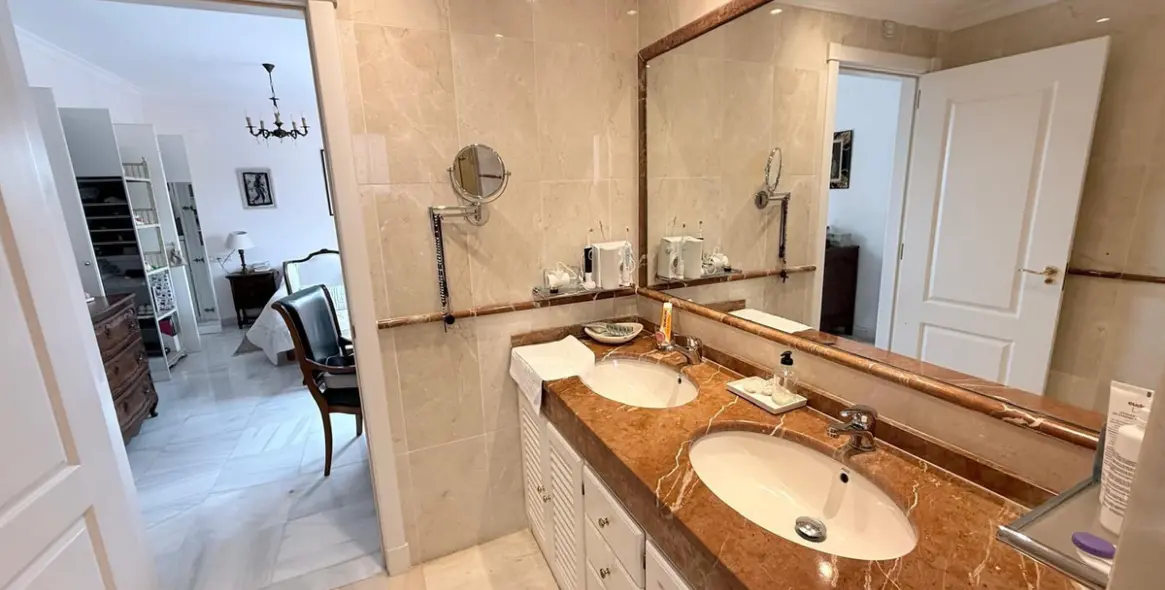 Продажа двухуровневого пентхауса в Estepona 19