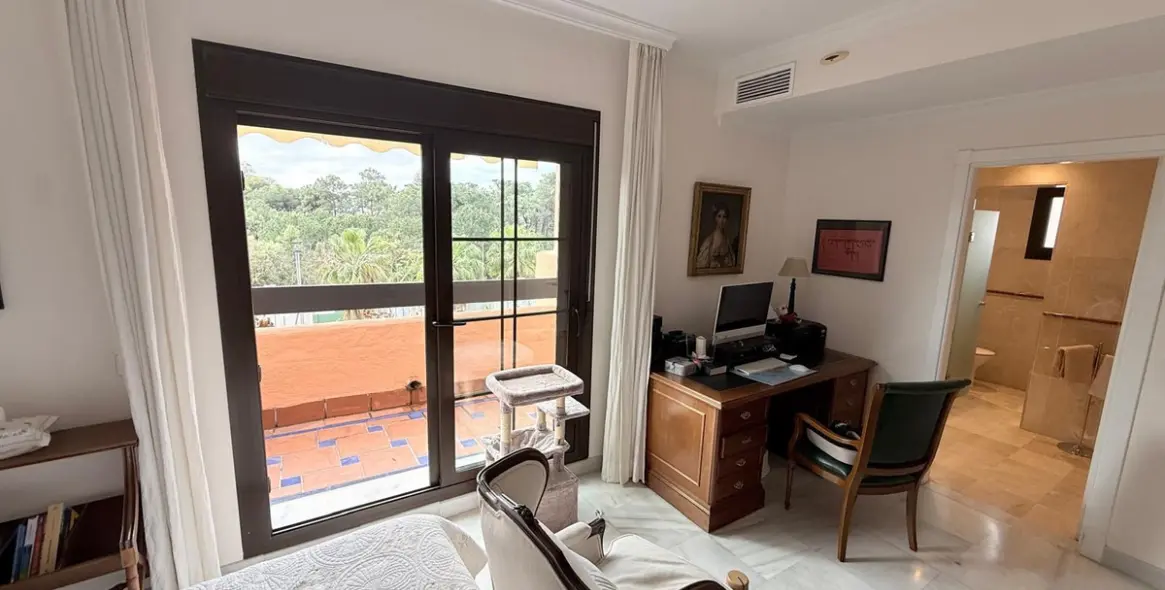 Продажа двухуровневого пентхауса в Estepona 22