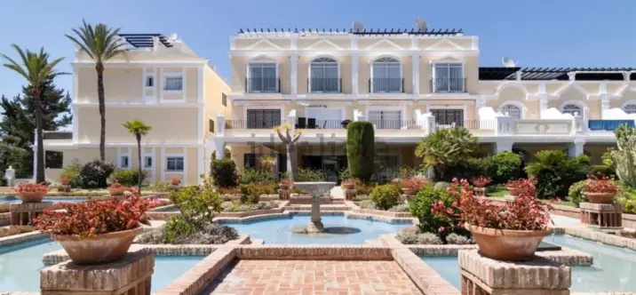 Продажа двухуровневого пентхауса в Nueva Andalucía 1