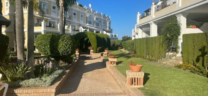 Продажа двухуровневого пентхауса в Nueva Andalucía 2