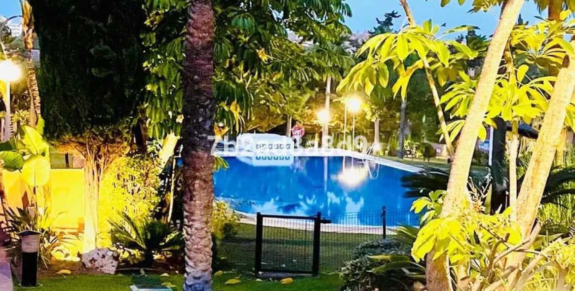 Sale of townhouse in Los Monteros 26