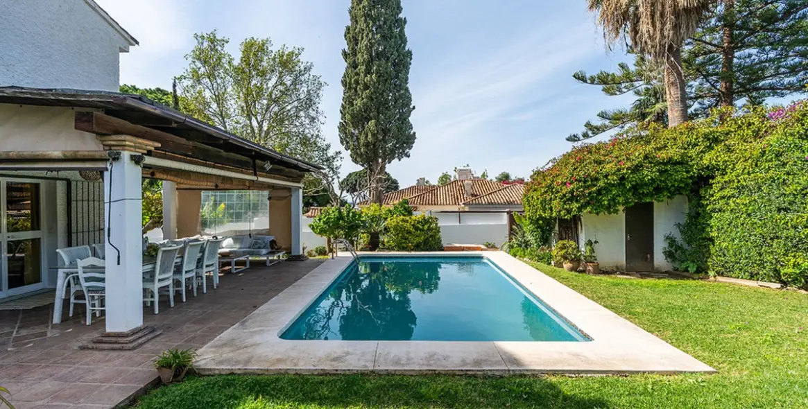 Продажа  отдельно стоящей виллы в Río Real 34
