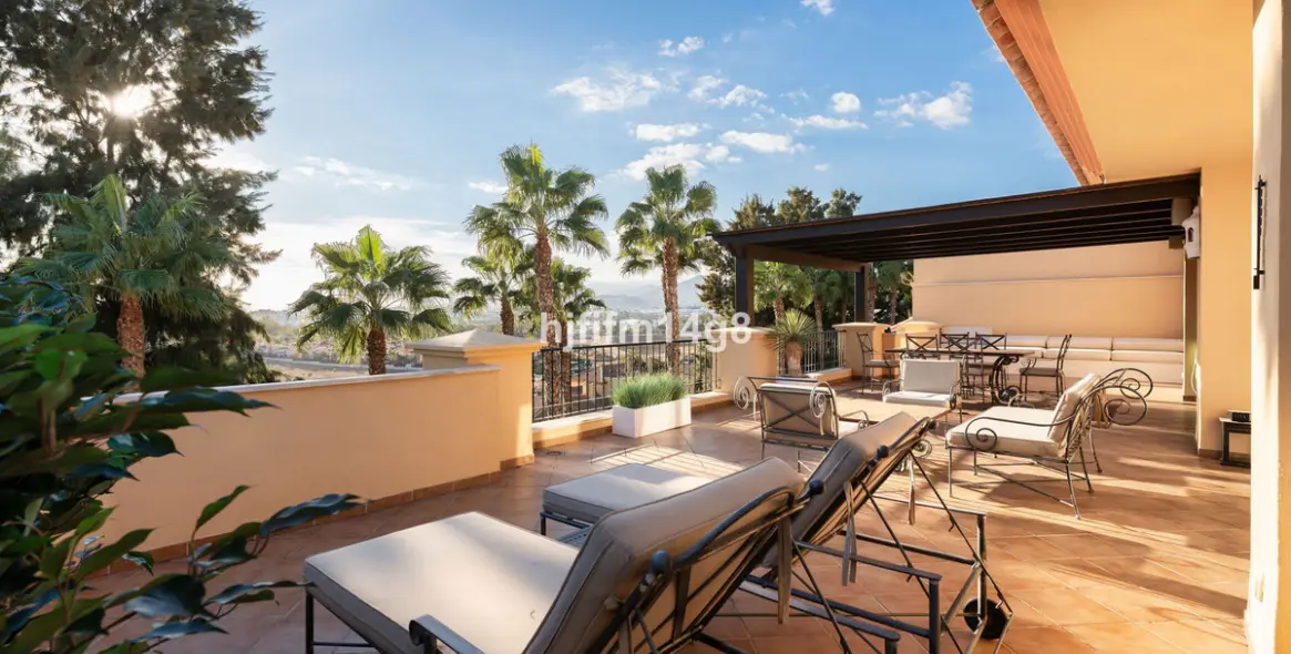 Sale of penthouse in Nueva Andalucía 2