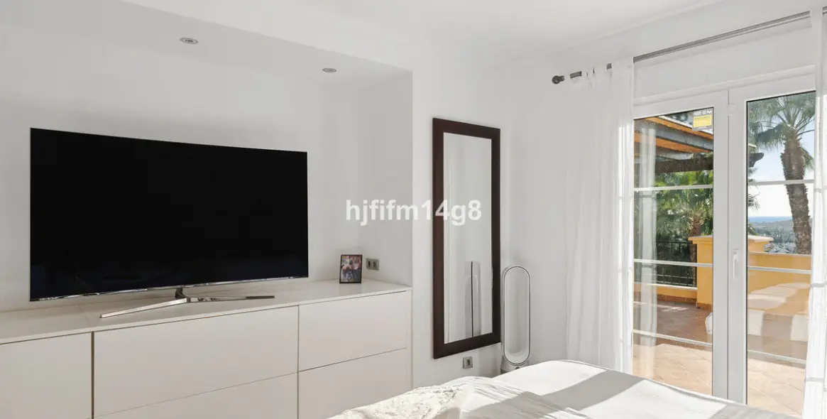 Sale of penthouse in Nueva Andalucía 13