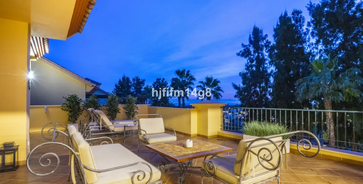 Sale of penthouse in Nueva Andalucía 36
