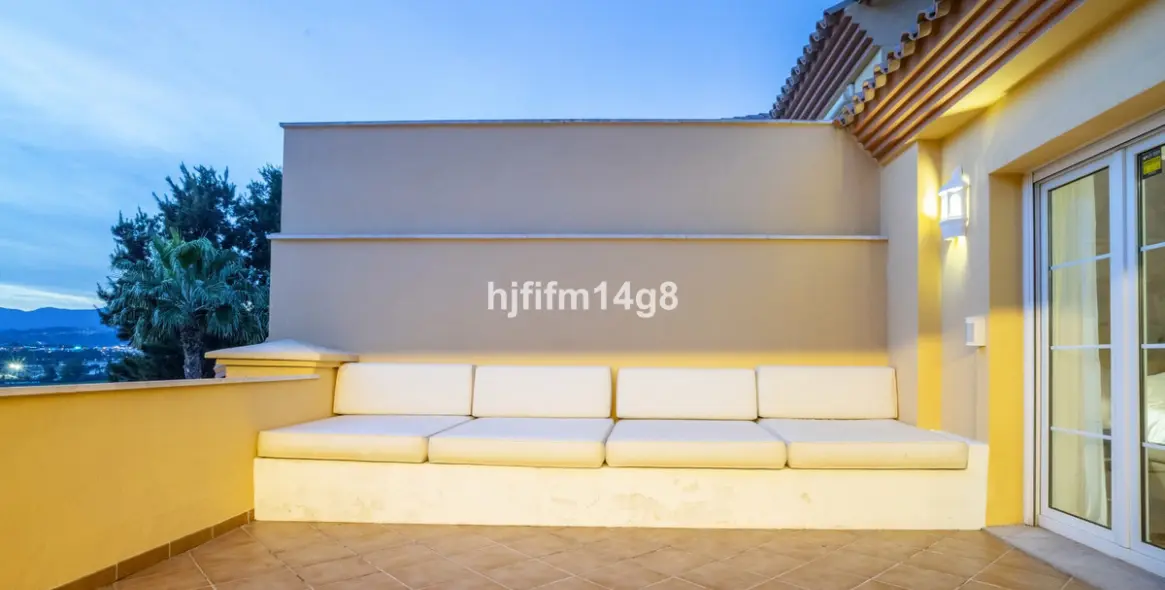 Sale of penthouse in Nueva Andalucía 41