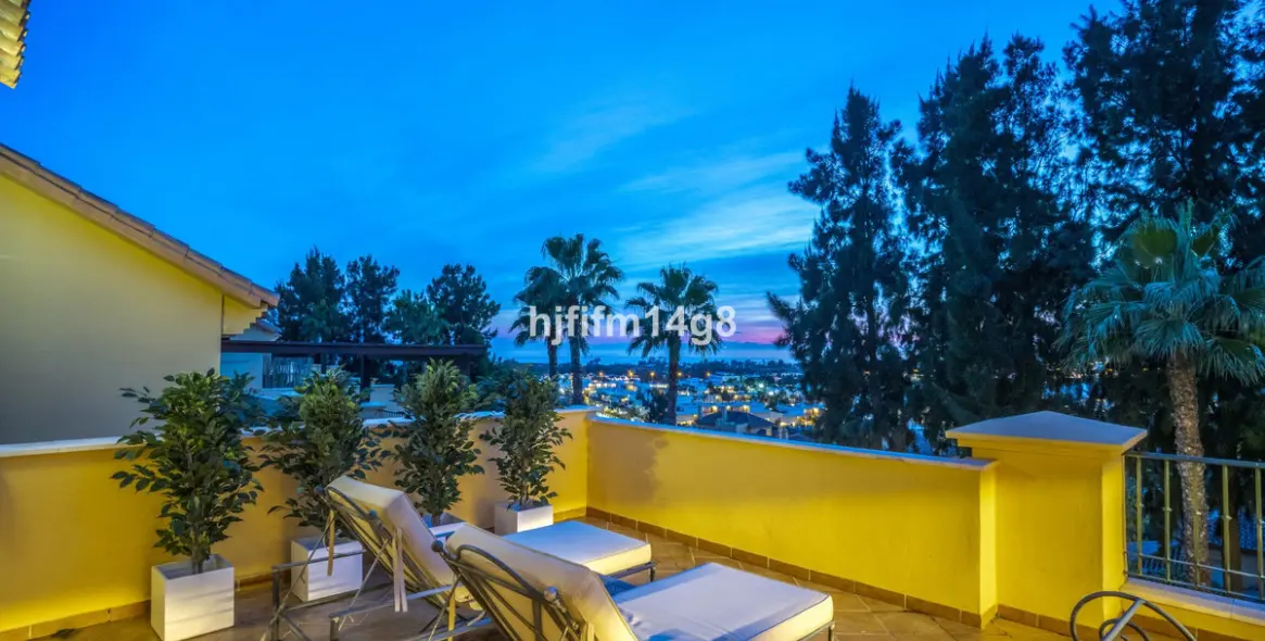 Sale of penthouse in Nueva Andalucía 46