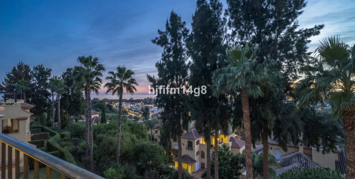 Sale of penthouse in Nueva Andalucía 53