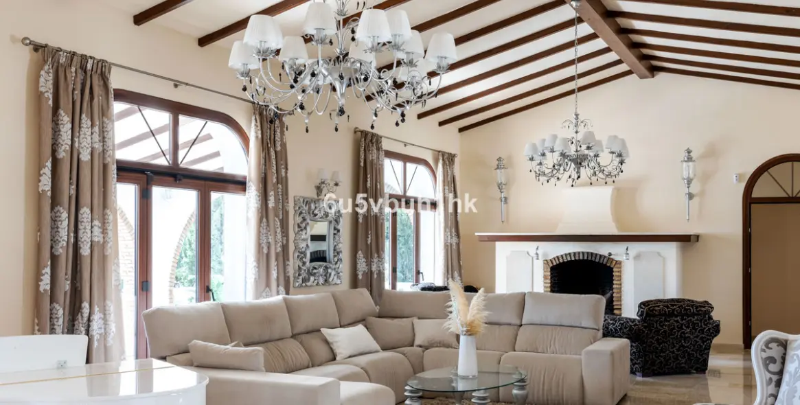 Sale of detached villa in Arroyo de la Miel 6