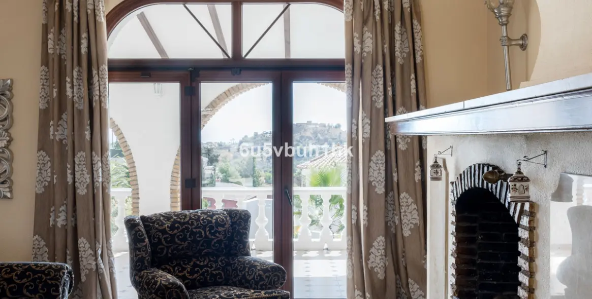 Sale of detached villa in Arroyo de la Miel 8