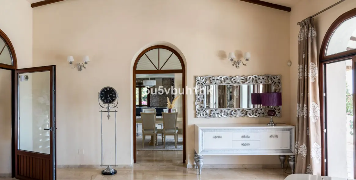 Sale of detached villa in Arroyo de la Miel 9