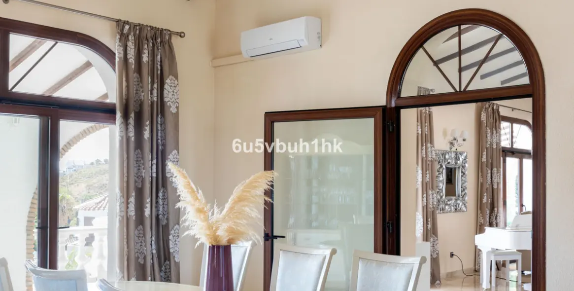 Sale of detached villa in Arroyo de la Miel 10