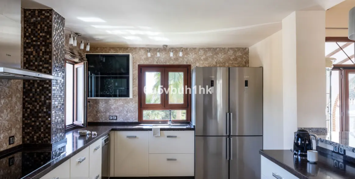 Sale of detached villa in Arroyo de la Miel 11