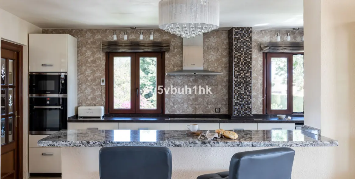 Sale of detached villa in Arroyo de la Miel 12