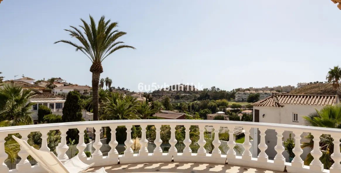 Sale of detached villa in Arroyo de la Miel 15