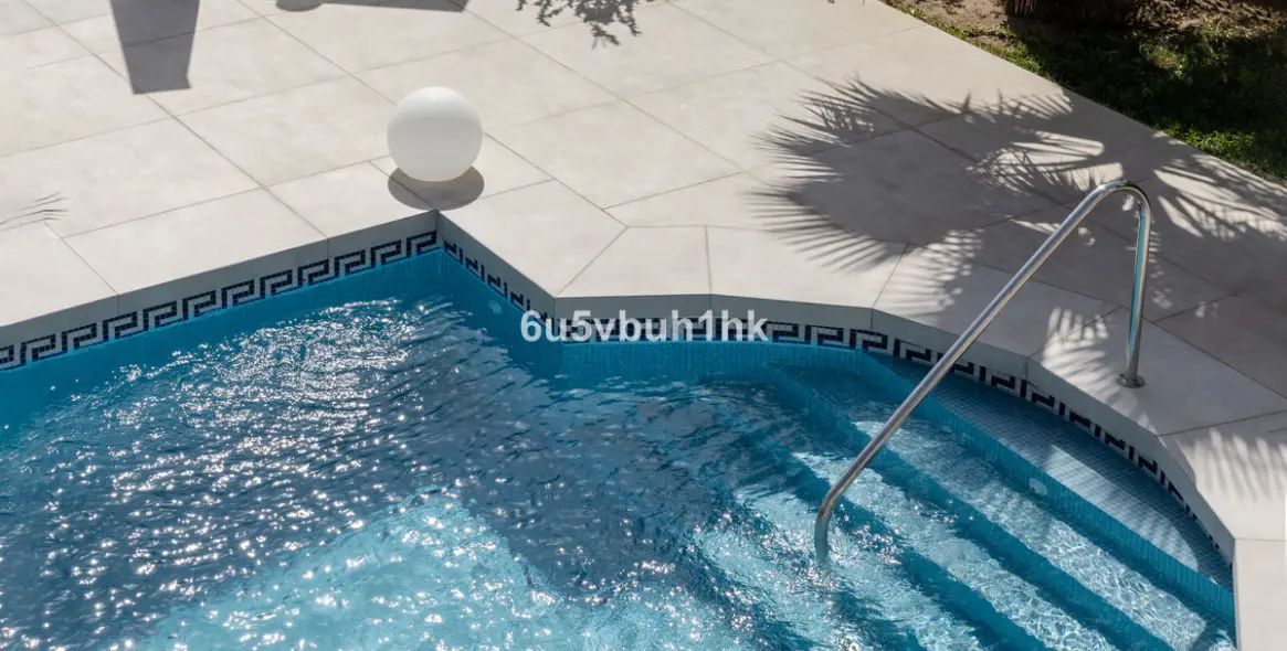 Sale of detached villa in Arroyo de la Miel 16