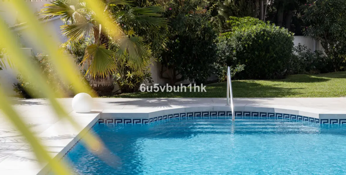 Sale of detached villa in Arroyo de la Miel 23