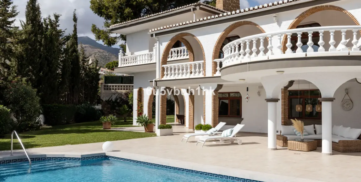 Sale of detached villa in Arroyo de la Miel 25