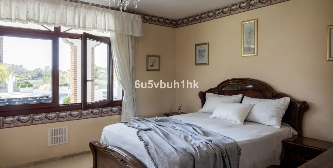 Sale of detached villa in Arroyo de la Miel 35