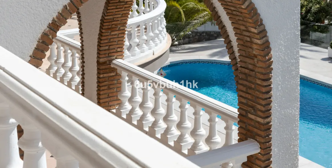 Sale of detached villa in Arroyo de la Miel 60