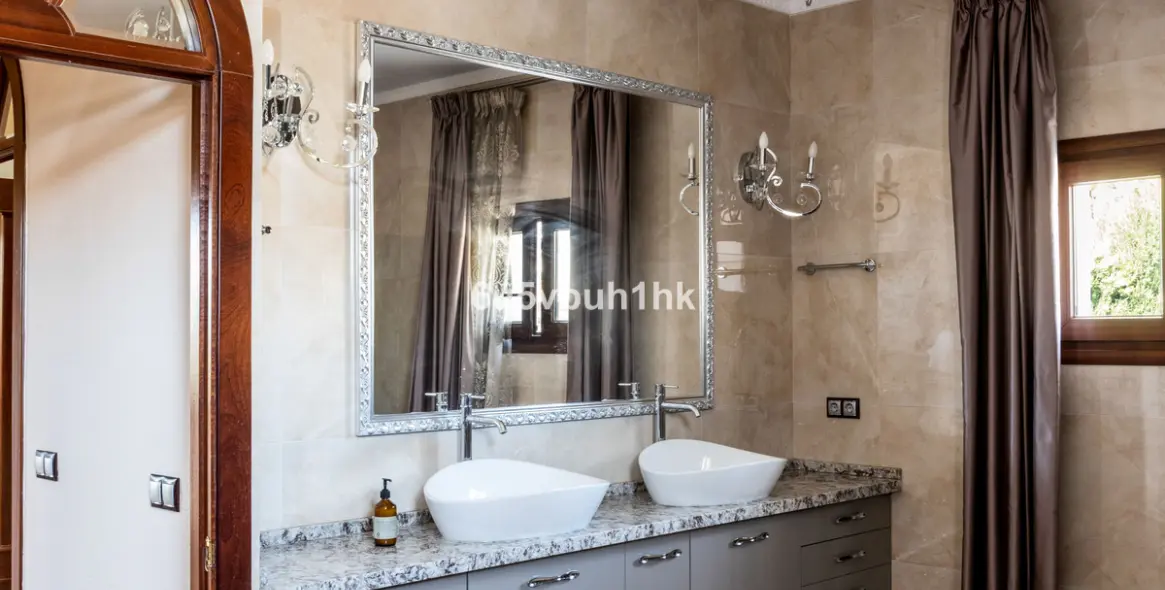 Sale of detached villa in Arroyo de la Miel 66